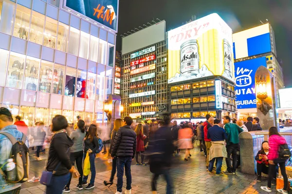 Osaka, Japonya - 19 Kasım 2016: Bir grup insan shopp için yürüyüş
