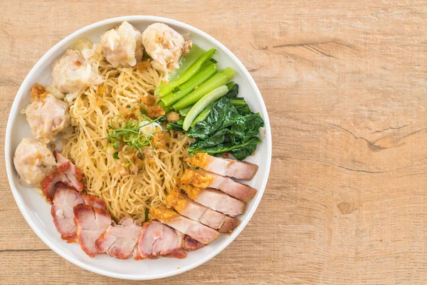 Yumurta noodle kırmızı kızarmış domuz, gevrek domuz eti, köfte ve çorba ile 