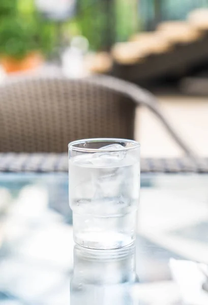 Un vaso de agua sobre la mesa — Foto de Stock