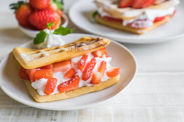 ahşap üzerine çilek ile waffle