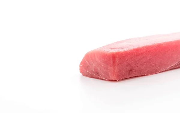 Čerstvý tuňák na bílém pozadí — Stock fotografie