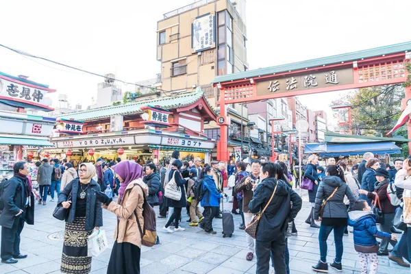 Toyko, Japonya - 28 Kasım 2016: turist yürümek Nakamise Dori se üzerinde