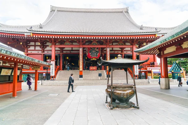 Tokyo-Kasım 16: Budist tapınağı Sensoji Novem tarihinde kalabalık insanlara