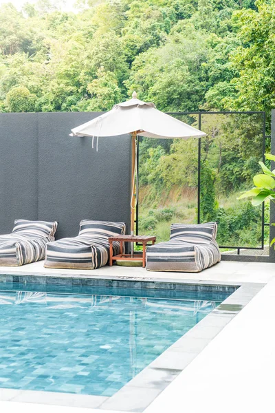 Hermosa piscina de lujo en el complejo de piscina del hotel — Foto de Stock