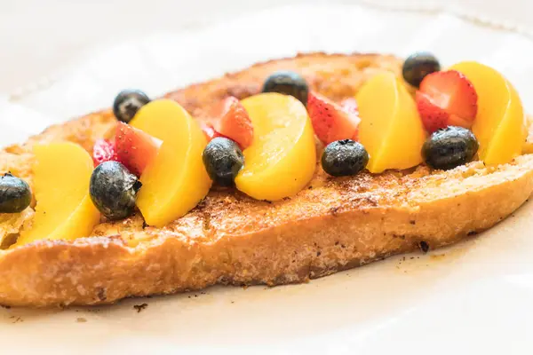 French toast with peach, strawberry and blueberries — Stock Photo, Image