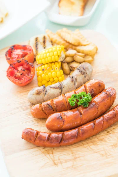 Grillwurst mit Gemüse und Pommes mischen — Stockfoto