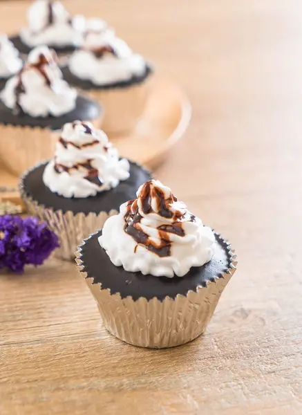 krem şanti ile çikolatalı kek