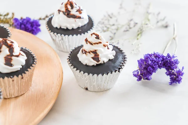 krem şanti ile çikolatalı kek