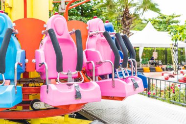 Renkli lunapark treni koltuk eğlence parkı 