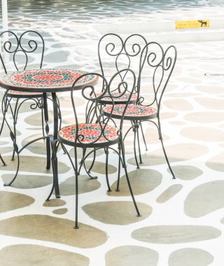 Boş sandalye ve masa açık veranda