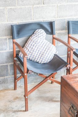 Sandalye üzerinde güzel yastık