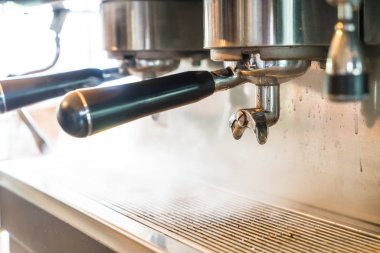 Bir kafede espresso yapan profesyonel kahve makinesi.