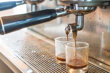 Bir kafede espresso yapan profesyonel kahve makinesi.