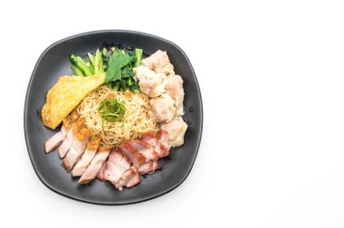 Yumurta noodle kırmızı kızarmış domuz, gevrek domuz eti ve köfte ile