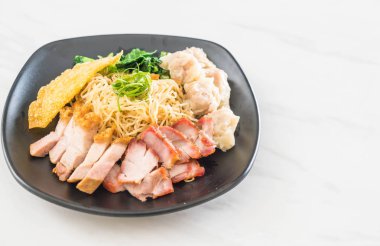 Yumurta noodle kırmızı kızarmış domuz, gevrek domuz eti, köfte ve çorba ile 