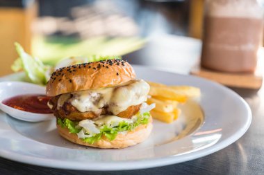 kızarmış tavuk burger peynirli