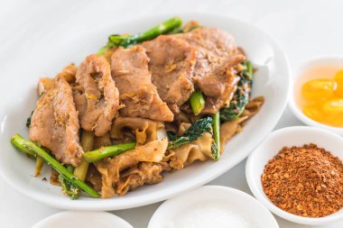 soya sosu ve domuz kızarmış noodle 