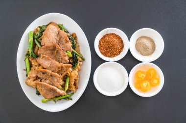 soya sosu ve domuz kızarmış noodle 