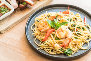 karides tavada kızartılmış acılı spagetti 