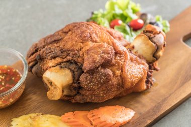 Gevrek domuz knuckle veya Alman domuz Hocks