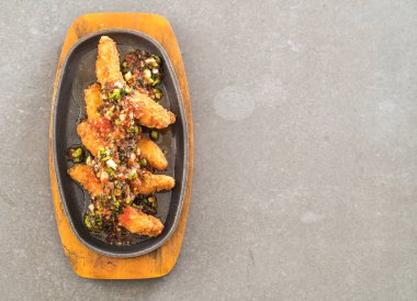 Kızarmış Balık sopa baharatlı sos ile