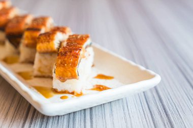 yılan balığı (unagi suşi)