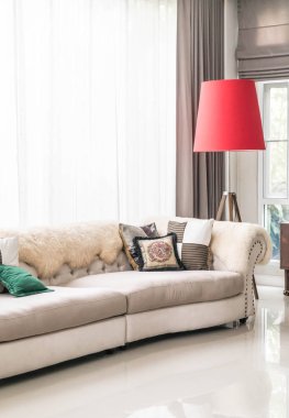 Kanepe üzerinde güzel yastık