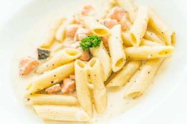 Penne carbonara makarna somon ile