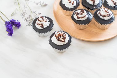 krem şanti ile çikolatalı kek