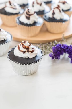 krem şanti ile çikolatalı kek