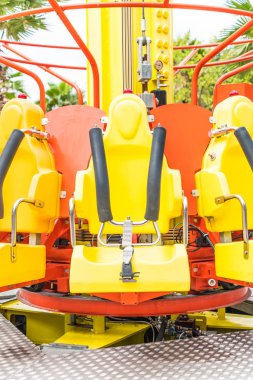 Renkli lunapark treni koltuk eğlence parkı 