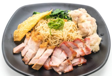 Yumurta noodle kırmızı kızarmış domuz, gevrek domuz eti ve köfte ile