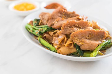 soya sosu ve domuz kızarmış noodle 