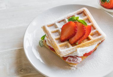ahşap üzerine çilek ile waffle