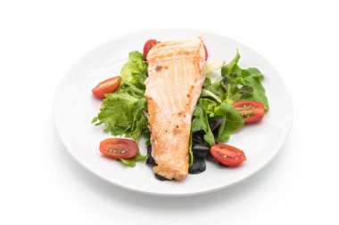 beyaz üzerine Somon ızgara biftek