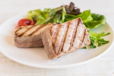 Tuna biftek salatası ile