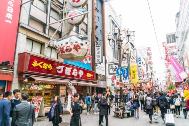 Osaka, Japonya - 19 Kasım 2016: Bir grup insan shopp için yürüyüş