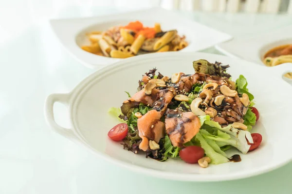 Salada com salmão de fumo — Fotografia de Stock