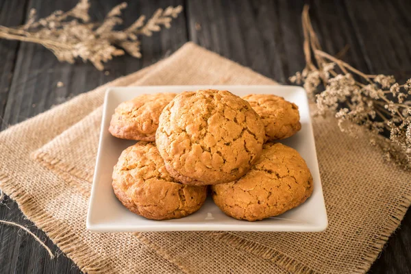 Oatmeal raisin cookies on wood — Stock Photo, Image