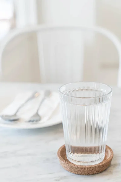 Bardak su yemek masada — Stok fotoğraf