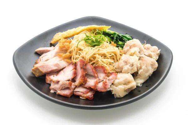 Yumurta noodle kırmızı kızarmış domuz, gevrek domuz eti ve köfte ile