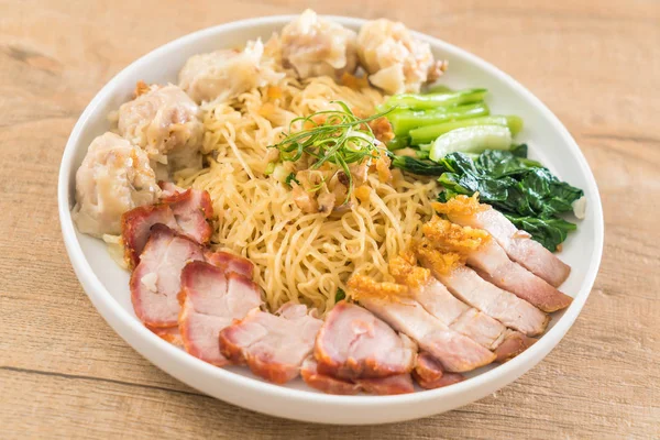 Yumurta noodle kırmızı kızarmış domuz, gevrek domuz eti, köfte ve çorba ile 