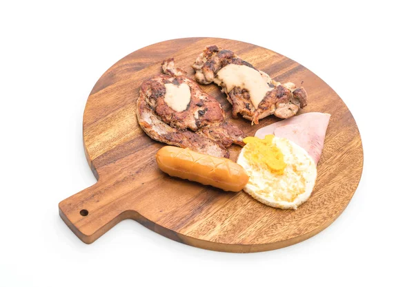 ahşap plaka üzerinde ızgara biftek mix