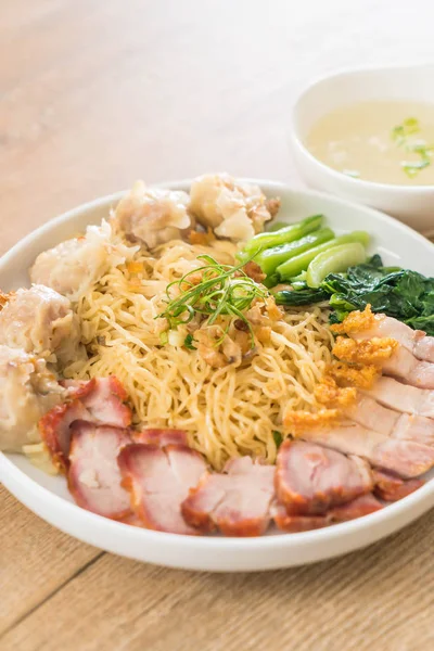 Yumurta noodle kırmızı kızarmış domuz, gevrek domuz eti, köfte ve çorba ile 