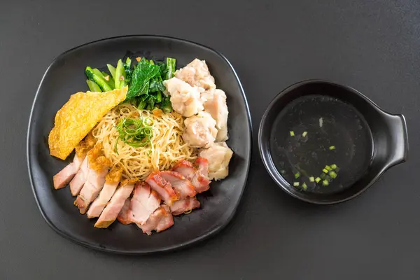 Yumurta noodle kırmızı kızarmış domuz, gevrek domuz eti, köfte ve çorba ile 