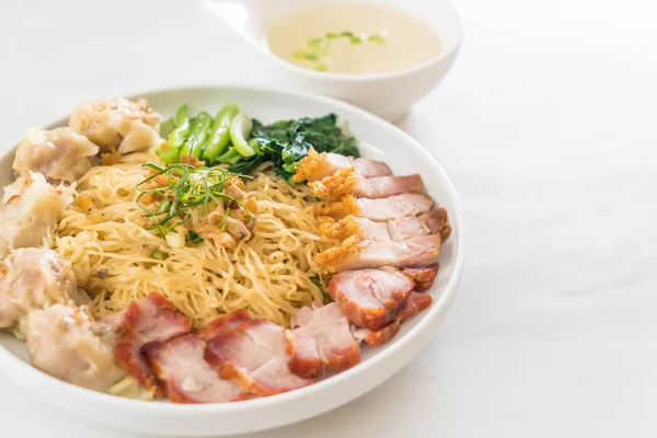 Yumurta noodle kırmızı kızarmış domuz, gevrek domuz eti, köfte ve çorba ile 