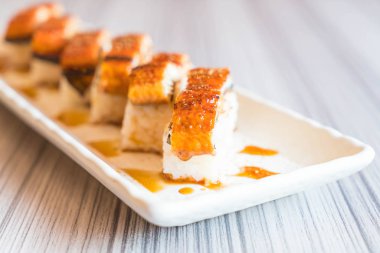 yılan balığı (unagi suşi)