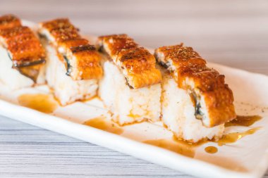 yılan balığı (unagi suşi)