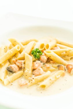 Penne carbonara makarna somon ile