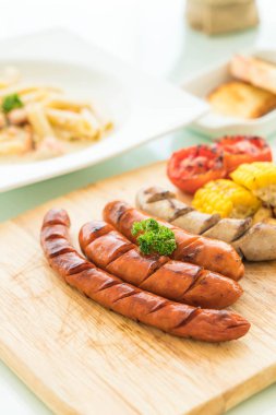 ızgara sosis mix sebze ve patates kızartması ile